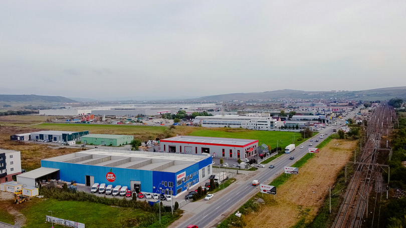 Noul centru logistic al grupului Safeway din județul Cluj a fost proiectat ca o platformă de creștere pe termen lung: o facilitate de 5.500 mp, cu aproape 5.000 mp dedicați depozitării, o înălțime utilă de 11,5 metri, zece rampe de andocare și zone drive-in, gândită pentru scalare și digitalizare prin integrarea sistemelor WMS.