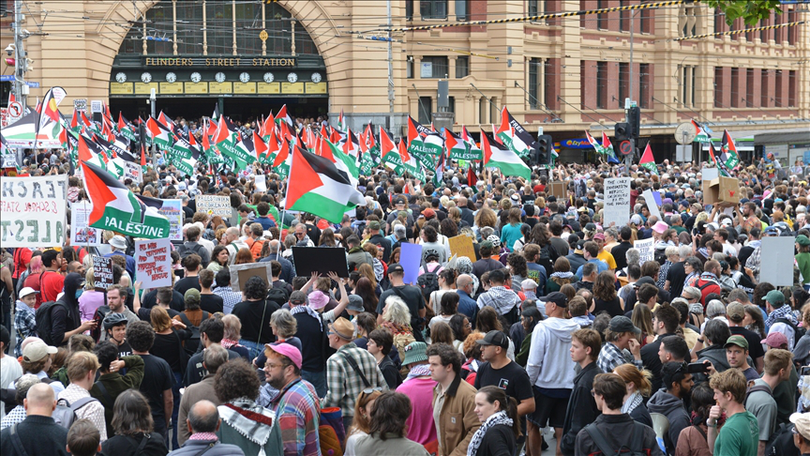 Copyright foto - Anadolu Agency: La Sydney, manifestația a fost organizată la apelul grupului Palestine Action, care l-a acuzat pe Herzog de „genocid” în Gaza și a cerut investigarea acestuia conform angajamentelor internaționale ale Canberrei. O altă manifestație a avut loc la Melbourne, cerând în special sfârșitul „ocupației” teritoriilor palestiniene, au constatat jurnaliști AFP.