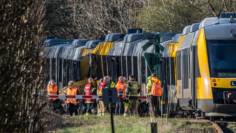 Două trenuri s-au ciocnit între Hillerød și Kagerup, la Isterødvejen, joi, 23 aprilie 2026. Poliția și echipele de intervenție sunt prezente la un accident feroviar major pe tronsonul Gribskovbanen dintre Hillerød și Helsinge. Foto: Steven Knap/Ritzau Scanpix.