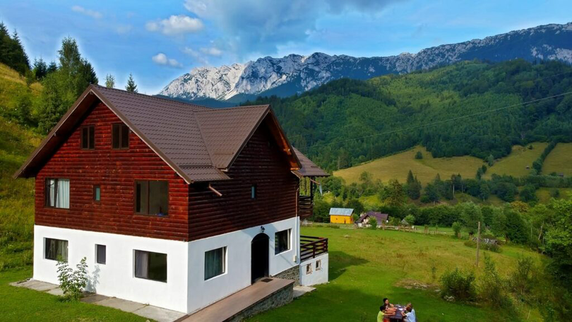 Wild Wolf Chalet (sat Sătic, comuna Rucăr) – experiență care începe în natură și continuă la masă.