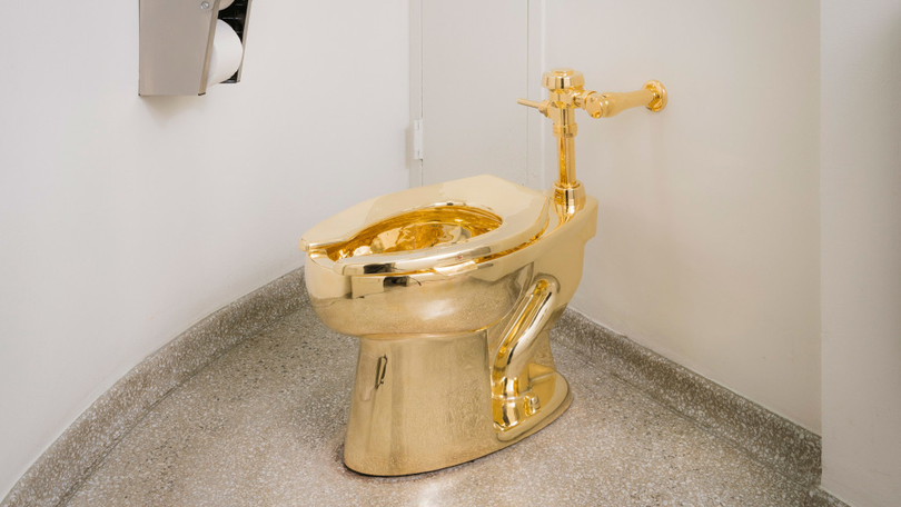 Cattelan este cunoscut și pentru realizarea unei toalete din aur de 18 carate, complet funcționale, numită America , care i-a fost oferită lui Donald Trump în timpul primului său mandat la Casa Albă.