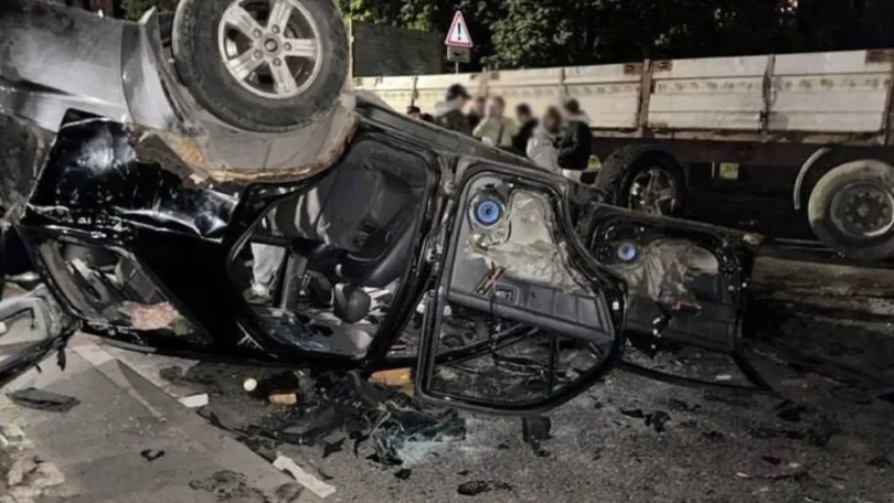Înregistrările video publicate pe rețelele sociale au arătat mulțimi care înconjurau și atacau un vehicul la Lvov miercuri seara, strigând „rușine” și filmând cu telefoanele mobile.