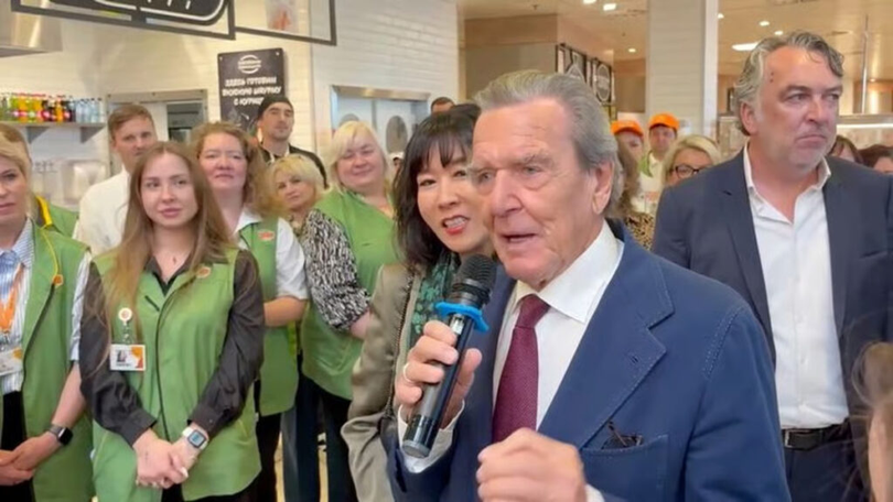 Gerhard Schröder a vizitat unul dintre magazinele lanțului rus de supermarketuri Hyperglobus din Moscova, unde a fost întâmpinat cu aplauze de angajați, potrivit imaginilor difuzate de televiziunea rusă.