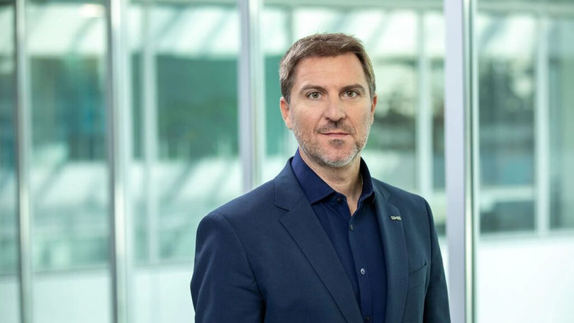Bordeanu avertiza în septembrie că uzina Dacia de la Mioveni își pierde competitivitatea în raport cu celelalte fabrici ale Renault, iar compania nu are încă garanția că următoarele generații Duster și Bigster vor fi produse în România. El a cerut Guvernului măsuri pentru îmbunătățirea competitivității și a estimat că producția va scădea cu două cifre în 2026, în timp ce aproximativ 1.700 de angajați au plecat din companie începând de anul trecut.
