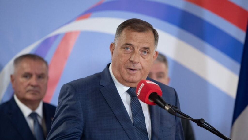 Lideri ai sârbilor bosniaci, precum Dodik, au militat pentru separarea entității lor de restul Bosniei, ceea ce a provocat îngrijorări în rândul statelor occidentale că tensiunile s-ar putea extinde din nou.