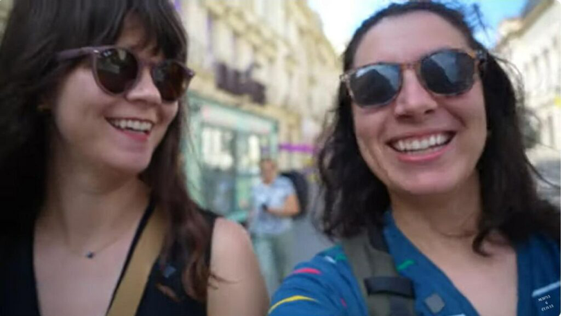 Maria și Olivia, turiste din Grecia