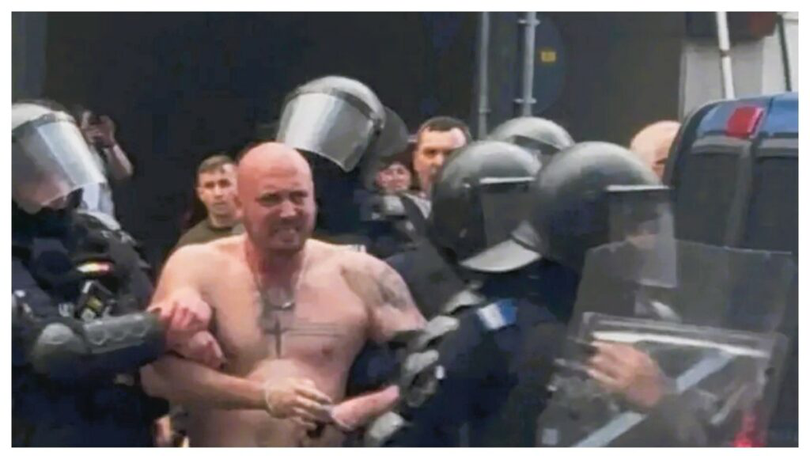 Cinci bărbați, cu vârste cuprinse între 33 și 51 de ani, au fost puși sub acuzare pentru infracțiuni precum ultraj, distrugere, tulburarea ordinii și liniștii publice și instigare publică. Ei au fost reținuți în cursul nopții, iar procurorii urmează să solicite instanței arestarea preventivă pentru 30 de zile.