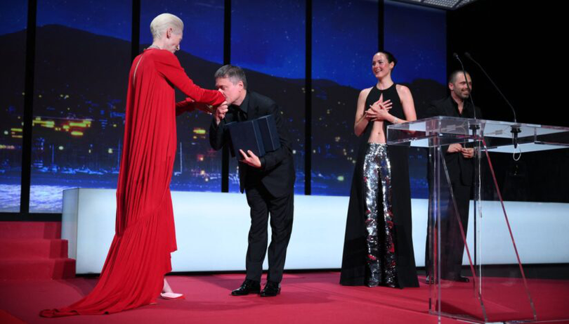 Moment simbolic la ceremonia de la Cannes: Cristian Mungiu a sărutat mâna actriței Tilda Swinton, iar aceasta i-a întors gestul.