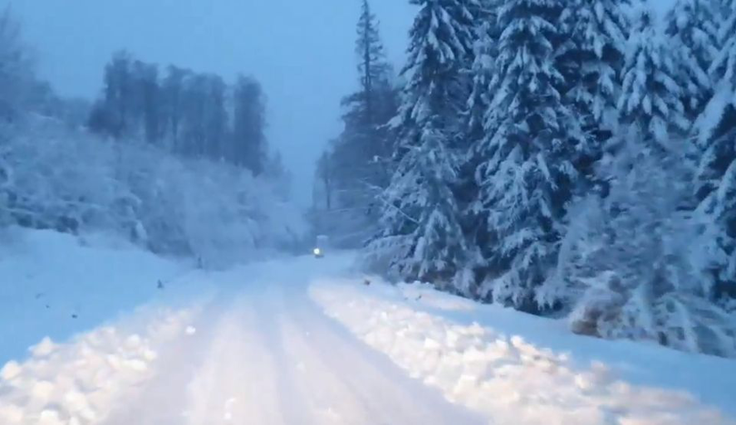 Ninge ca în povești în România! La Straja au fost pornite deja tunurile de zăpadă