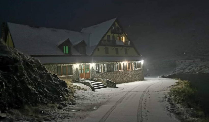Ninsorile au revenit în România. Imaginile cu drumurile acoperite de zăpadă au făcut înconjurul mediului online