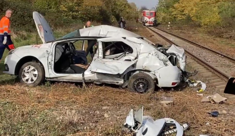 Cum arată o Dacie Logan după ce a fost lovită de tren?! Șoferul și pasagerul din dreapta au murit pe loc într-un accident tragic petrecut în Pitești!