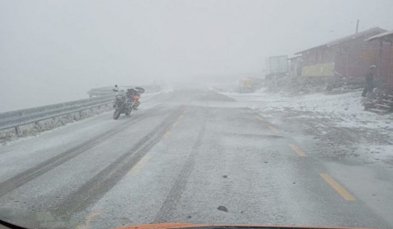Iarna închide drumurile din România. CNAIR anunță pe ce sectoare de drum nu vor mai circula românii, începând de joi