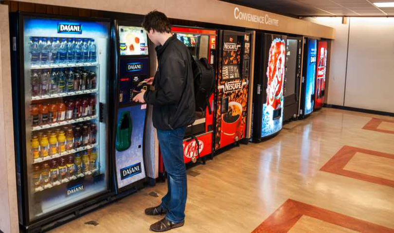 Mâncare și cafea de la automate