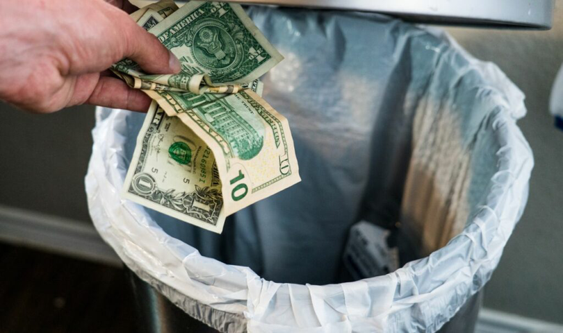 bani din produsele aruncate la gunoi