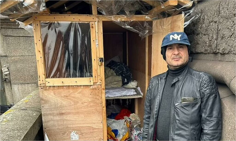 Omul străzii care și-a construit propria baracă