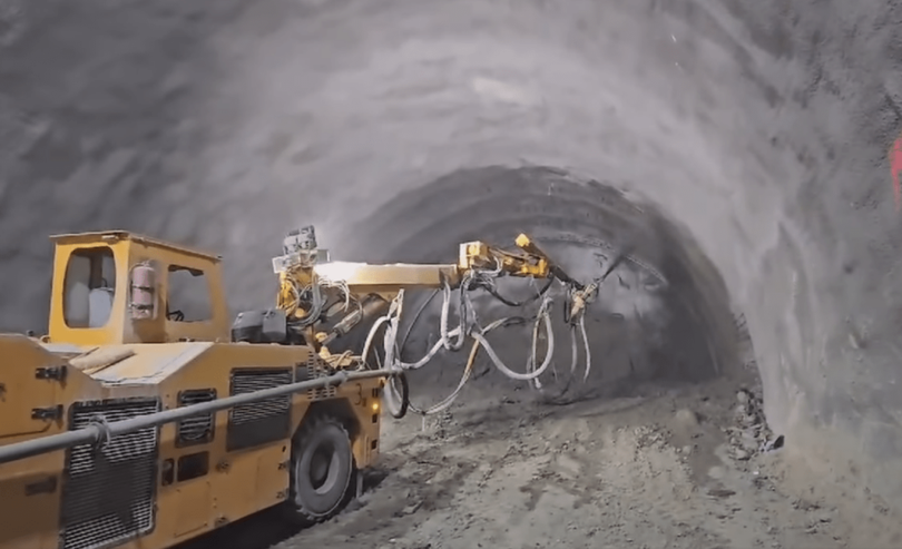  Imagini spectaculoase cu tunelul de sub dealul Momaia de pe autostrada Sibiu-Pitești