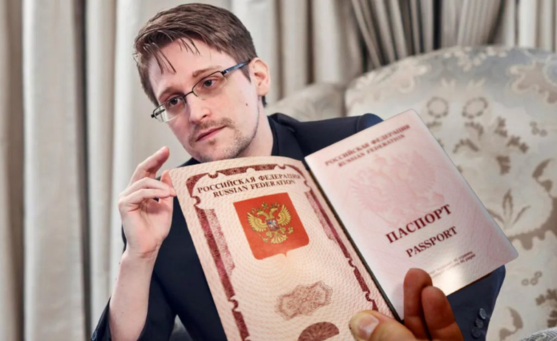 Fostul angajat al Agenției de Securitate Națională a SUA Edward Snowden a depus jurământul și a primit un pașaport rusesc.
