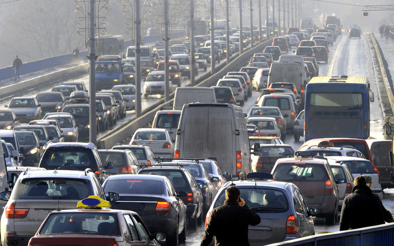 Poluare mai puțină în trafic prin reducerea motoarelor pe combustie