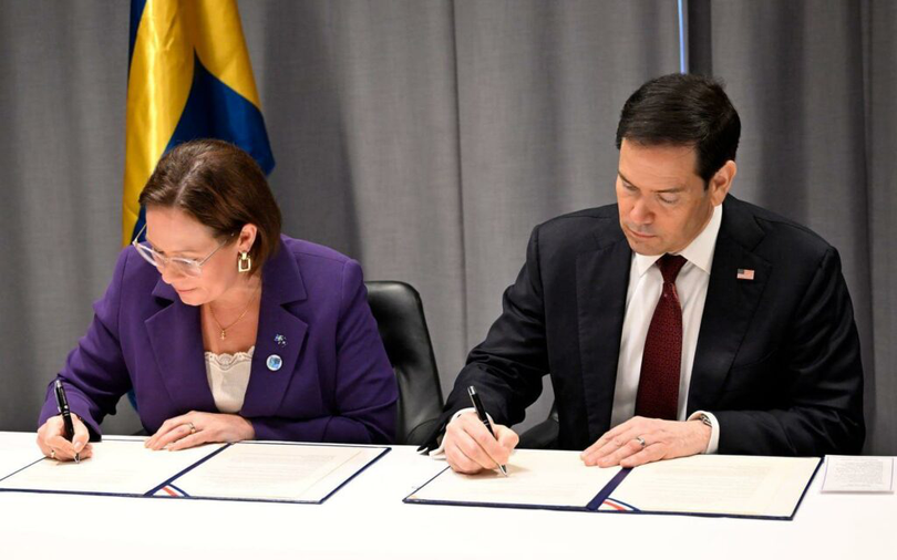 Ministrul de externe Maria Malmer Stenergard (M) și secretarul de stat american Marco Rubio semnează o declarație de intenție privind intensificarea cooperării tehnice în domenii precum tehnologia spațială. Foto: Johan Nilsson/TT.