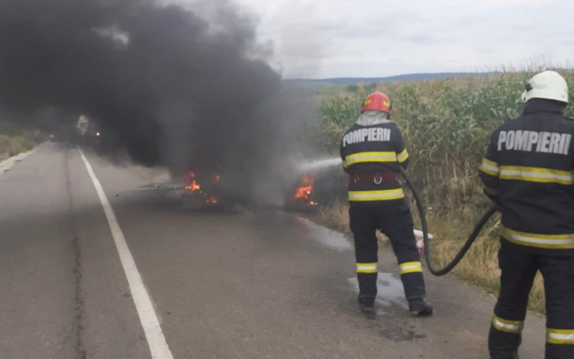 Un automobil electric a luat foc în Arad, în urma unui scurtcircuit la baterii, iar pompierii s-au chinuit trei ore să îl stingă