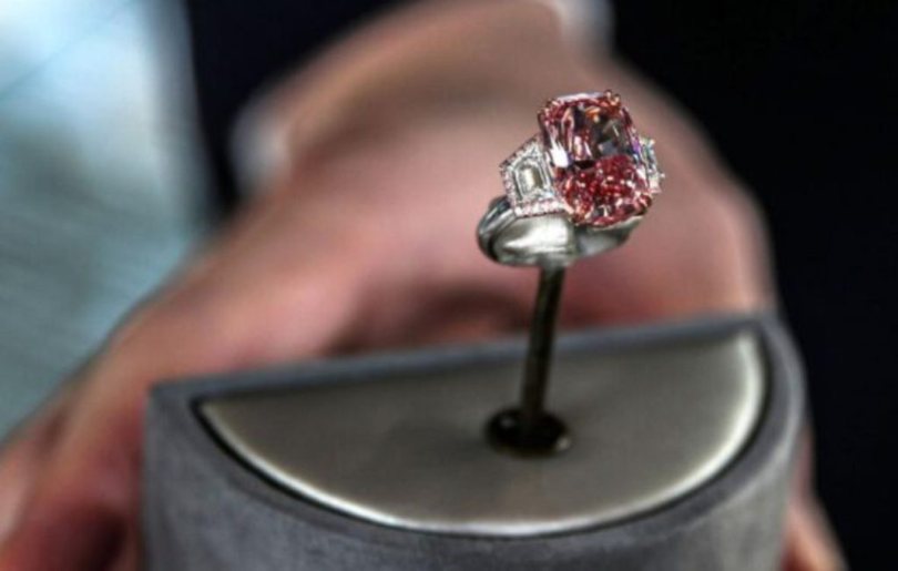 Un superb diamant roz s-a vândut cu aproape 60 de milioane de dolari
