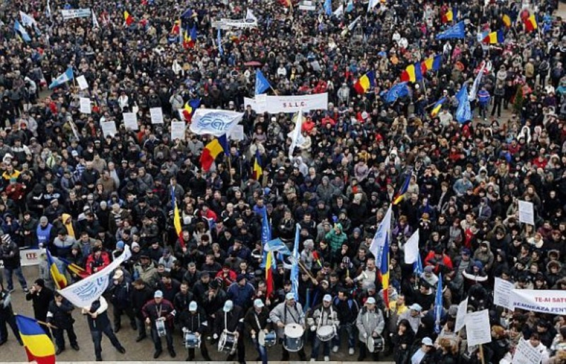 Sindicaliști Dacia sunt revoltați! Au ieșit în stradă pentru majorarea salariilor, plafonarea preţurilor la energie şi modificarea legislaţiei muncii