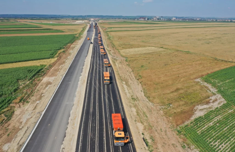 Construcția unui kilometru de autostradă în România a ridicat de-a lungul timpului o serie de întrebări al căror răspuns ar putea elucida, uneori, opiniile referitoare la bugetele alocate proiectelor de infrastructură