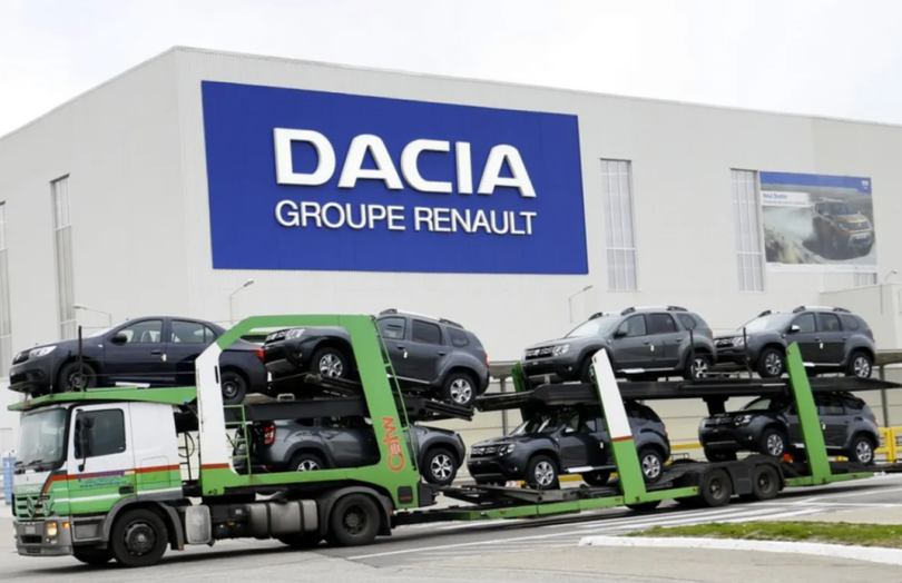 Camion cu mașini Dacia