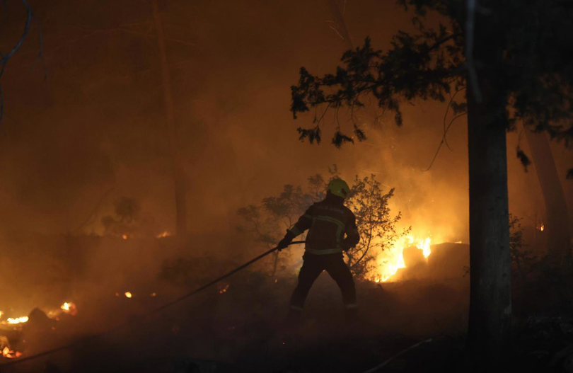 Aproape 700 de persoane au fost evacuate, iar aproximativ 4.500 de hectare de teren au ars.