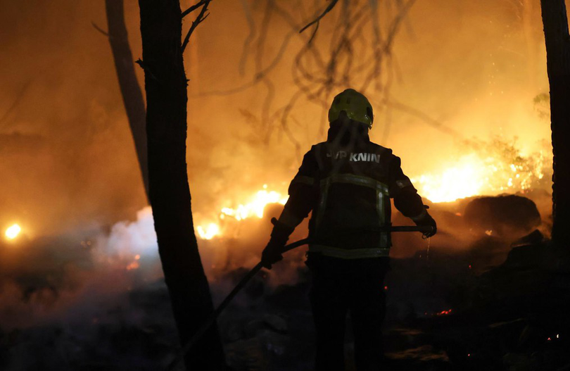 Două persoane au fost rănite, dar viața lor nu este în pericol. Una este o femeie în vârstă care a căzut din barcă în timpul evacuării și aproape s-a înecat. Era în stare gravă, dar acum este stabilă. Cealaltă persoană este un tânăr care a inhalat fum.
