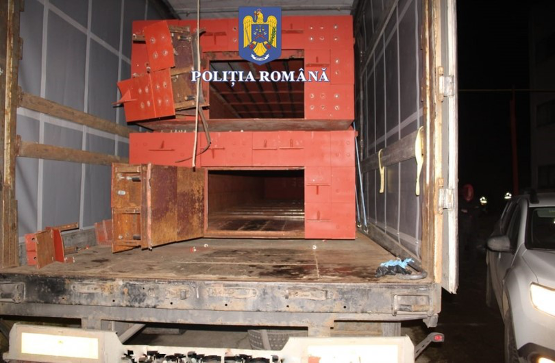 Elemente de producție din fabrica ilegală de țigări din Fălticeni/ sursa foto: Poliția Română