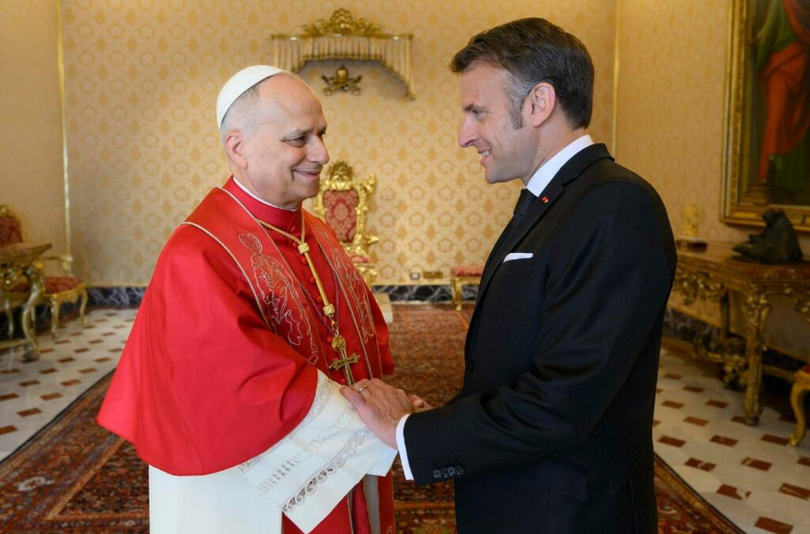 Salutul și strângerea de mână cu Papa au avut loc în Sala del Tronetto (Sala Tronului). Aceasta este prima dată când cei doi se întâlnesc personal; în trecut, în timpul pontificatului Papei Francisc, președintele călătorise de trei ori la Vatican.