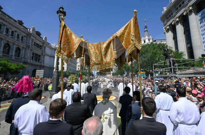 „Papa Leon conducând procesiunea euharistică de Corpus Christi” (Foto: Vatican Media).