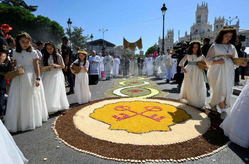 „Mozaicuri realizate din petale de flori au decorat traseul Procesiunii Euharistice” (Foto: Vatican Media).