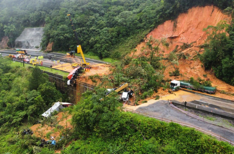 O autostradă din Brazilia a fost distrusă de o alunecare masivă de teren