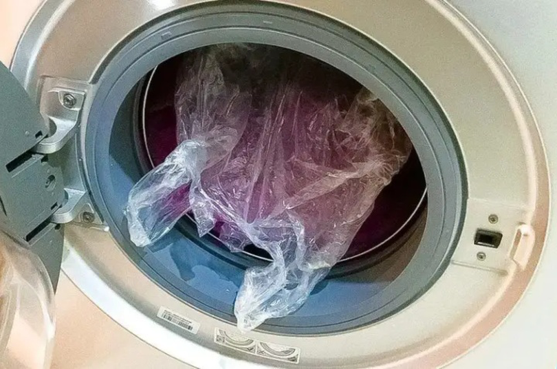 Gospodinele pun mereu o pungă în maşina de spălat