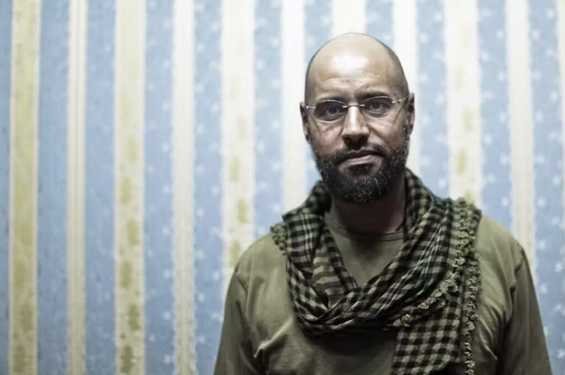 Căutat de CPI pentru crime împotriva umanității, Seif al-Islam fusese arestat în 2011 în sudul Libiei. Mult timp deținut la Zenten, a fost condamnat la moarte în 2015, în urma unui proces sumar, înainte de a beneficia de o amnistie. Până la anunțul decesului său, nu se știa unde se afla. „Se deplasa frecvent”, a confirmat avocatul său marți.