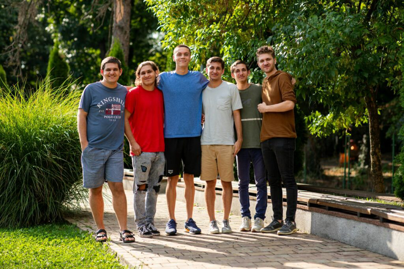 David Popovici și cei 5 frați pentru care se organizează campania