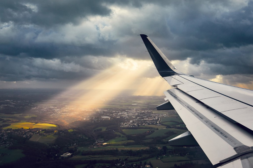 Călătoriile aeriene ar putea deveni mult mai scumpe, odată cu implementarea unei taxe propuse la nivel european pentru reducerea poluării