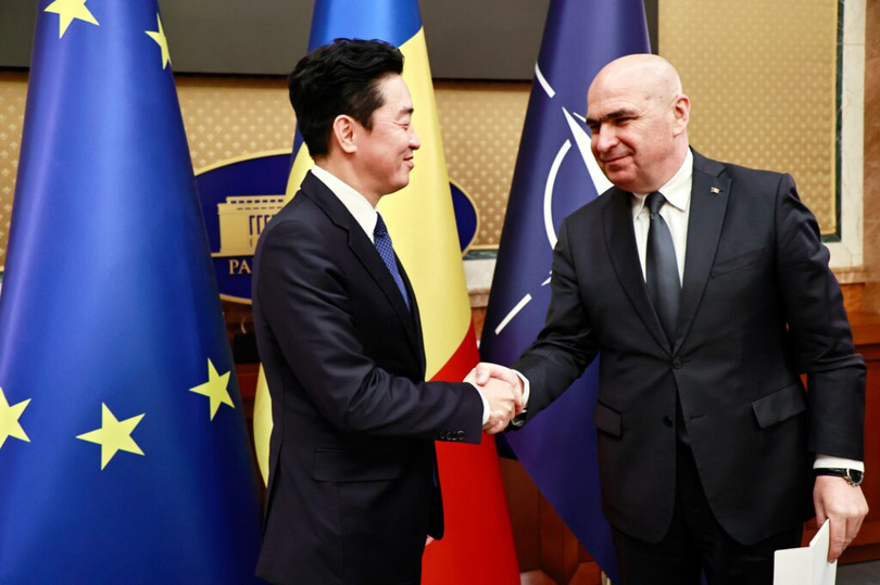 Ilie Bolojan, prim-ministrul României, și Kang Hoon Sik, șeful Cancelariei Președintelui Republicii Coreea, aflat în vizită la București alături de o delegație compusă din oficiali guvernamentali și reprezentanți ai unor companii sud-coreene cu activitate în sectoare strategice.