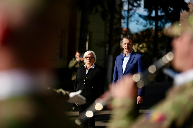 Catherine Vautrin s-a întâlnit joi cu ministrul Apărării Naționale, Ionuț Moșteanu, pentru a discuta cooperarea bilaterală în domeniul apărării și rolul Franței în cadrul prezenței aliate din România.