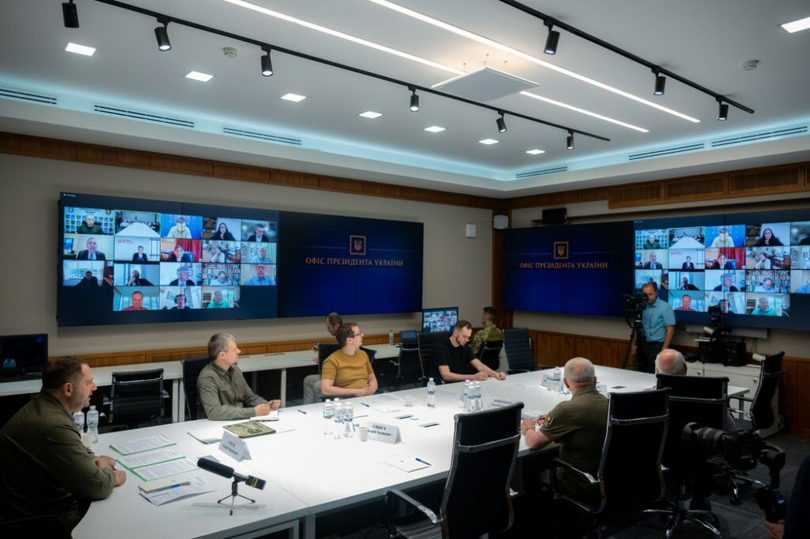 „Cât timp Zelenski este președinte, nimeni nu trebuie să se bazeze că vom ceda teritoriu. El nu va semna cedarea vreunui teritoriu”, a declarat Yermak pentru The Atlantic.