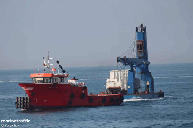 În imagine - Timur Bey, un remorcher sub pavilion turcesc, care a tractat nava Kairos, după ce a fost lovită de dronele ucrainene, la nord-est de Bosfor, cu aproximativ o săptămână în urmă.