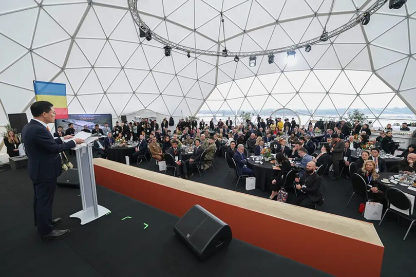 Hanwha Aerospace România estimează că o eventuală extindere a facilității, legată de programul IFV, ar putea genera până la 2.000 de locuri de muncă directe și indirecte, aducând beneficii economice semnificative pentru România.