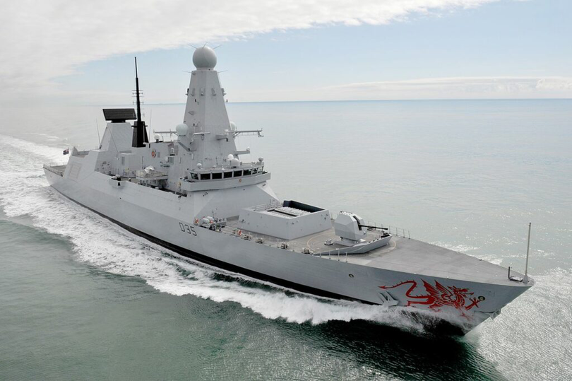 Nava britanică HMS Dragon,un distrugător Type 45, poate urmări simultan sute de ținte și le poate elimina cu sistemul său Sea Viper, care poate lansa opt rachete în mai puțin de 10 secunde și poate ghida până la 16 rachete către țintele lor în același timp.