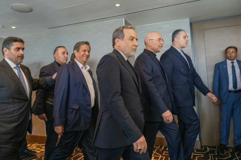 Din partea Iranului au participat negociatorul-șef Mohammad Bagher Qalibaf, ministrul de Externe Abbas Araghchi, precum și oficiali de rang înalt din domeniile petrolier, al securității și al băncii centrale.