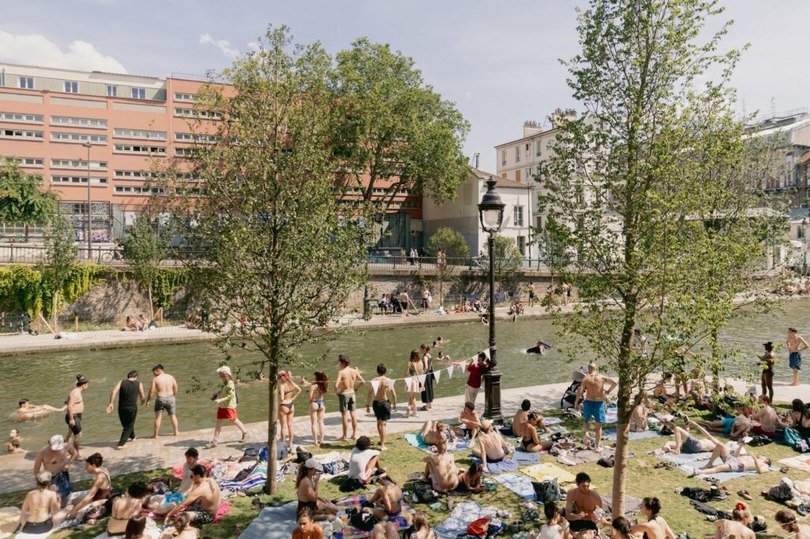 Oamenii fac baie în canalul Saint-Martin, care leagă râul Sena de bazinul artificial La Villette.