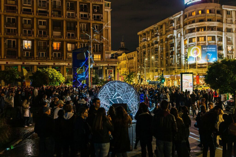 Ediția din acest an a Spotlight include și proiecția „Make Your World”, la Cercul Militar Național, precum și „Arhitectura în joacă”, realizată de studioul românesc Les Ateliers Nomad pe fațada Corinthia Grand Hotel du Boulevard Bucharest.