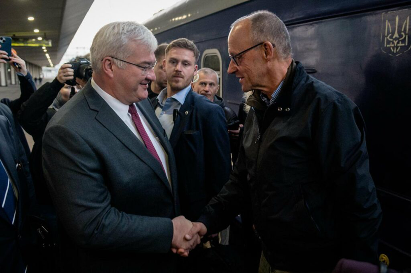 Merz a sosit la Kiev cu trenul în această dimineață . Politicianul CDU intenționează să profite de vizita sa de solidaritate pentru a promite sprijin suplimentar Ucrainei.