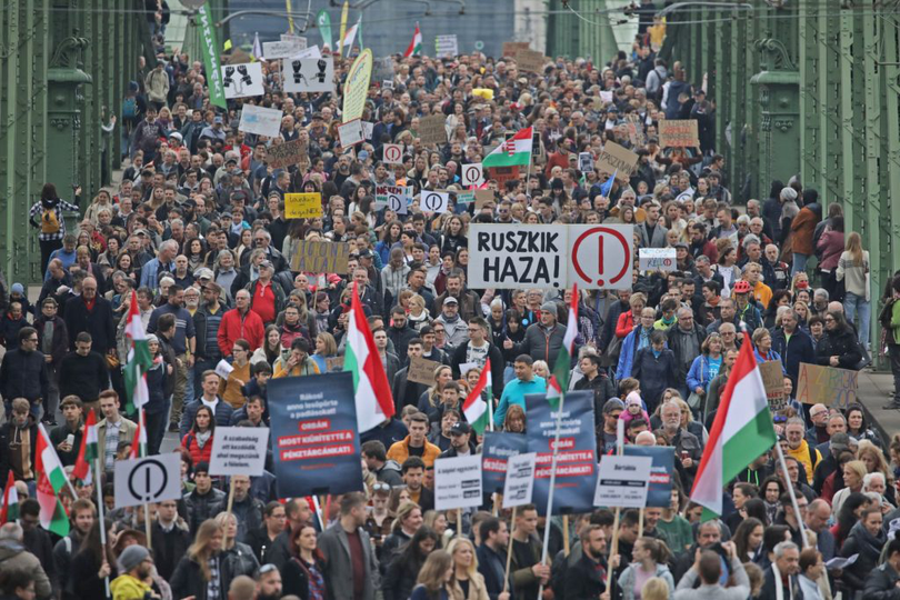  Mii de oameni au protestat, duminică, 23 octombrie, la Budapesta, împotriva măsurilor luate de Guvernul Orban